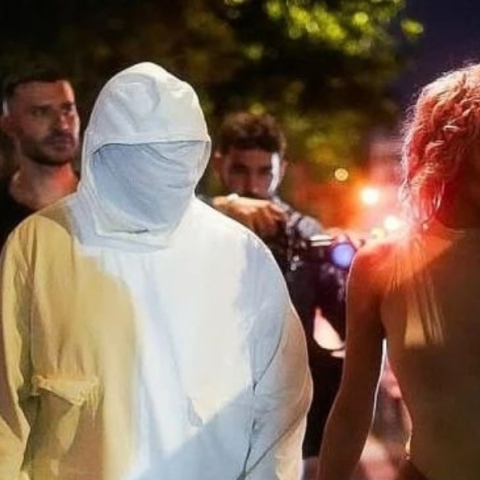 Μπιάνκα Σενσόρι: Κάλυψε τα στήθη της μόνο με τιράντες