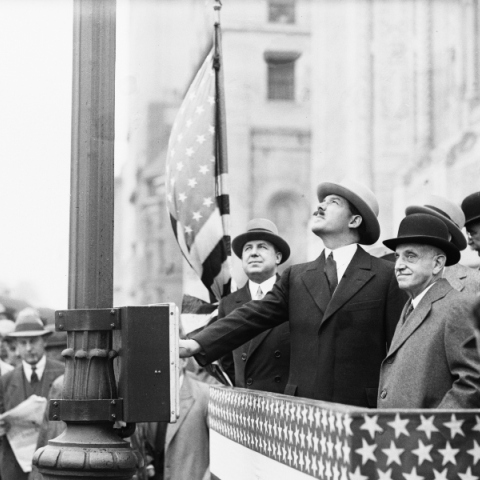 Σαν σήμερα, ο πρώτος φωτεινός σηματοδότης μπαίνει στην 5η λεωφόρο της Νέας Υόρκης