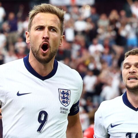 Ο Χάρι Κέιν πανηγυρίζει το γκολ του κόντρα στη Δανία για το Euro 2024