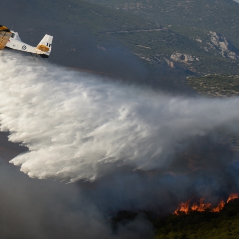 Αεροπλάνο επιχειρεί σε φωτιά