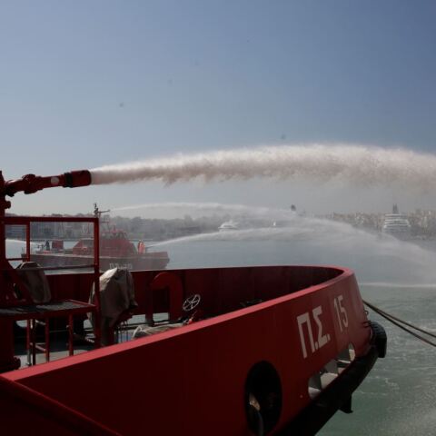 Φωτιά τώρα σε αγκυροβολημένο φορτηγό πλοίο στη Δραπετσώνα