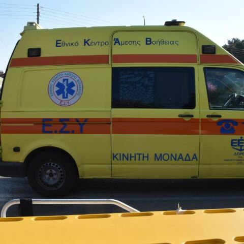 Αιτωλικό: Δύο νεαρά άτομα ηλικίας 21 και 22 ετών έχασαν τη ζωή τους σε τροχαίο δυστύχημα - Το αυτοκίνητό τους προσέκρουσε σε δέντρο. 