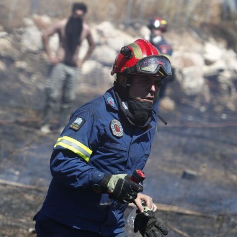 Φωτιά στη Νέα Αρτάκη - Μήνυμα από το 112 για εκκένωση οικισμού