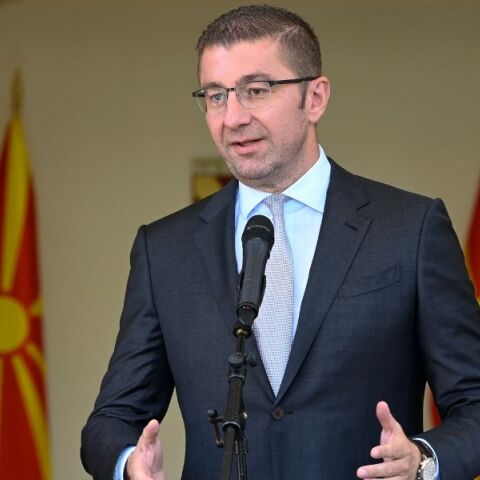 Βόρεια Μακεδονία: Ο εν αναμονή πρωθυπουργός Χρίστιαν Μίτσκοσκι αποκάλεσε τη χώρα «Μακεδονία», κατά την ανάγνωση των προγραμματικών δηλώσεων της κυβέρνησής του.