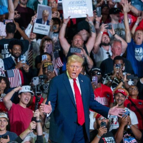 ΗΠΑ: Ο Ντόναλντ Τραμπ προτρέπει τους ευαγγελικούς χριστιανούς να τον ψηφίσουν μαζικά - Τι είπε για οπλοκατοχή, αμβλώσεις, μετανάστευση.