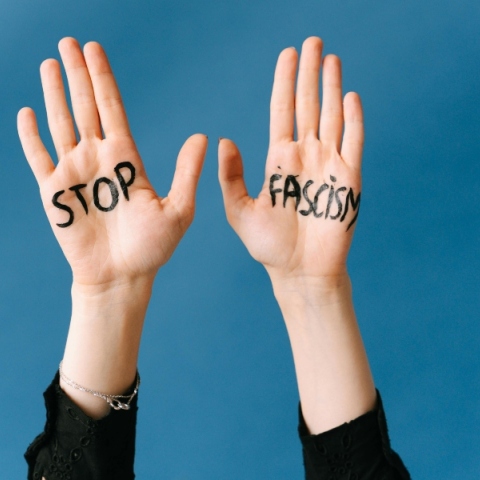 Όταν πέφτουν οι μάσκες και ο φασισμός εμφανίζεται ως κανονικότητα