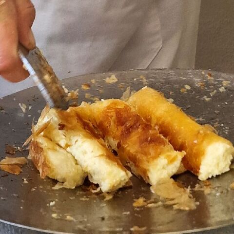 Η ξακουστή μπουγάτσα του Ιορδάνη στα Χανιά