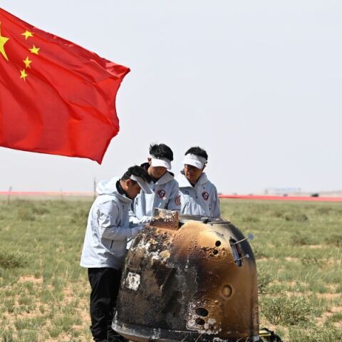 Κίνα: Το σεληνιακό όχημα Chang'e-6 επέστρεψε στη Γη - Σι Τζινπίνγκ: «Επίτευγμα - ορόσημο» η ολοκλήρωση της αποστολής.