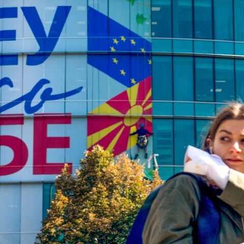 Koμισιόν: Εξέφρασε την λύπη της για τη μη χρήση του συνταγματικού ονόματος της Βόρειας Μακεδονίας - Να σεβαστούν τους όρους όλες οι πλευρές.