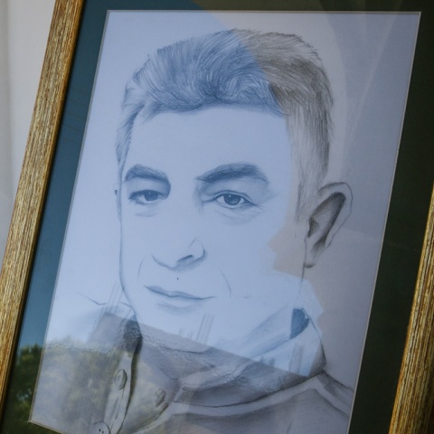 Σκίτσο του Γιώργου Καραϊβάζ σε κορνίζα στην κηδεία του