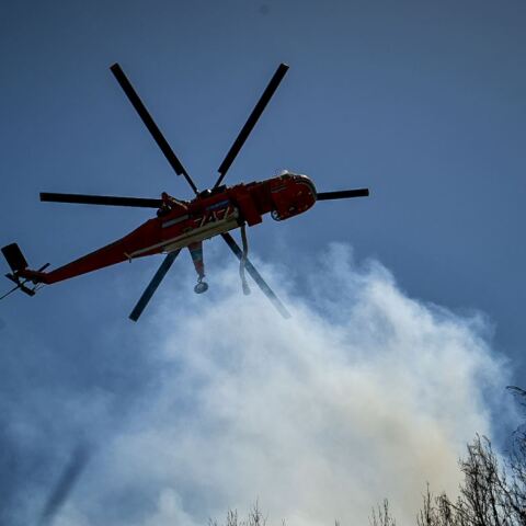 Ελικόπτερο επιχειρεί σε πυρκαγιά