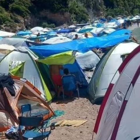 Εύβοια: «Πνίγηκε» στις σκηνές η γνωστή παραλία «γαλάζια λίμνη» - Κατασκηνωτές συνωστίστηκαν για ελεύθερο κάμπινγκ το τριήμερο του Αγίου Πνεύματος