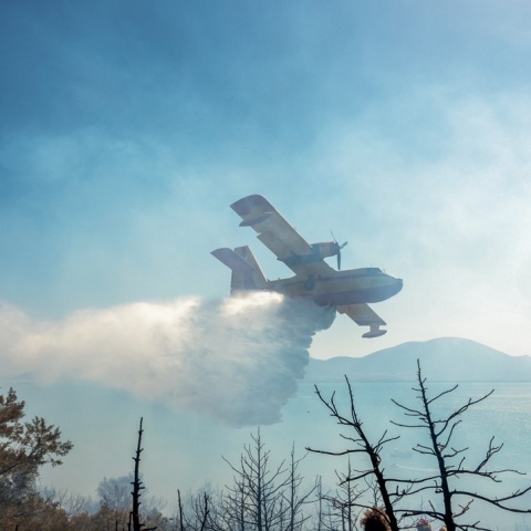 Αεροσκάφος της πυροσβεστικής κατά τη διάρκεια κατέσβεσης φωτιάς
