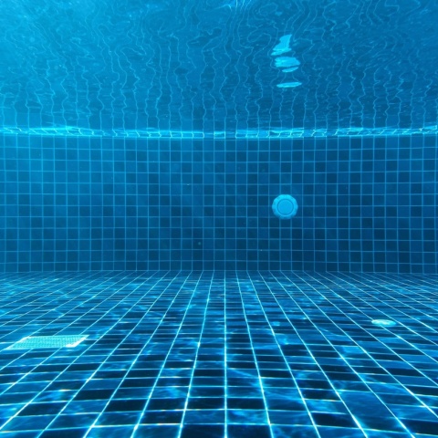 Το εσωτερικό πισίνας