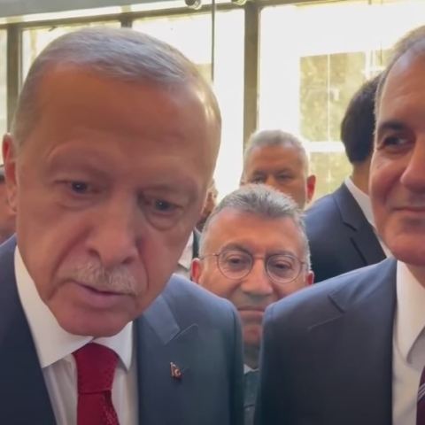 Ερντογάν: Άφωνος με μανικιούρ δημοσιογράφου