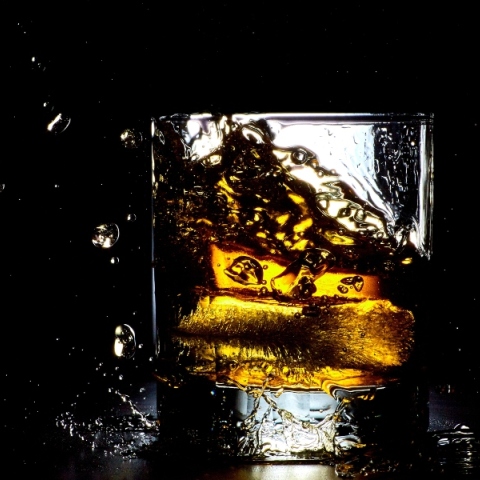 Ινδία: 63 νεκροί από την κατανάλωση νοθευμένου αλκοόλ