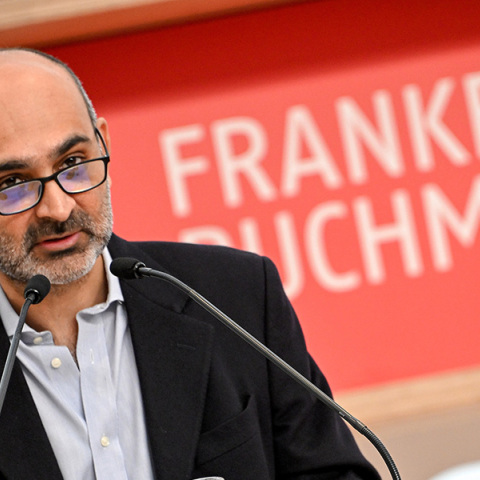 Ο τελευταίος λευκός του Μόχσιν Χαμίντ: Όταν οι λευκοί γίνονται μαύροι