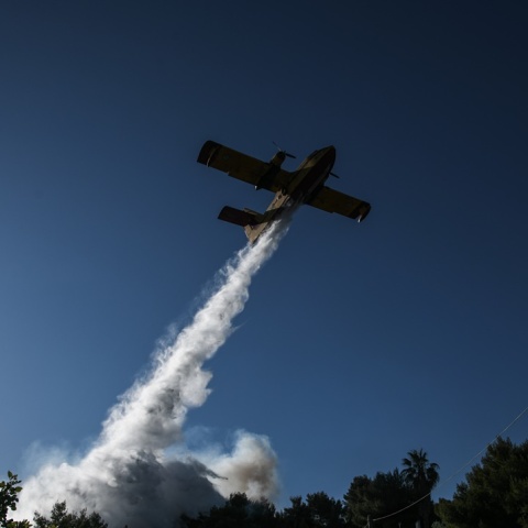 Πυροσβεστικό αεροσκάφος επιχειρεί για την κατάσβεση φωτιάς
