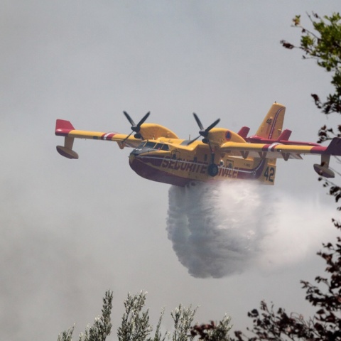 Πυροσβεστικό αεροσκάφος επιχειρεί για την κατάσβεση φωτιάς