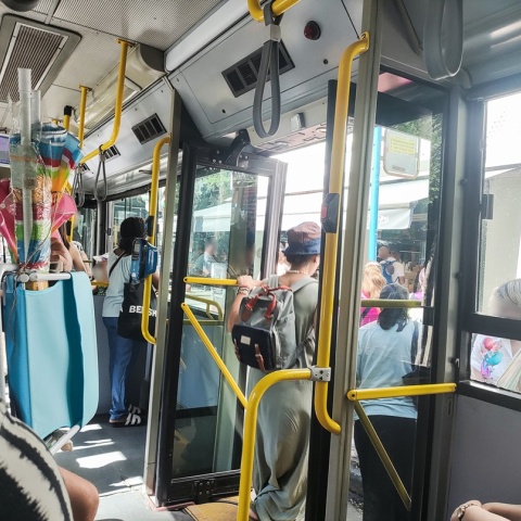 Επιβάτες σε λεωφορείο