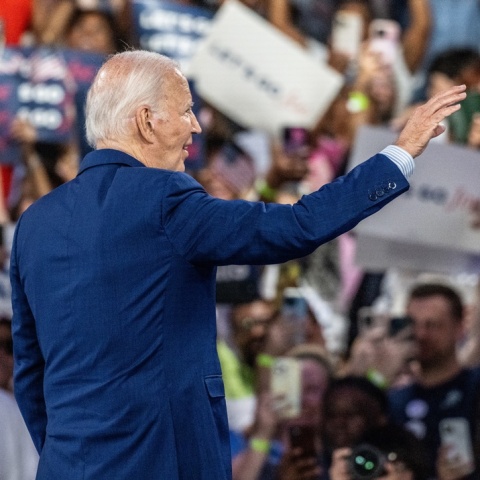 Ο πρόεδρος των ΗΠΑ, Τζο Μπάιντεν, με την πλάτη γυρισμένη στον φακό χαιρετά το πλήθος