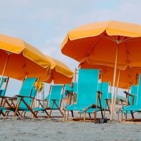 Ξαπλώστρες και ομπρέλες beach bar