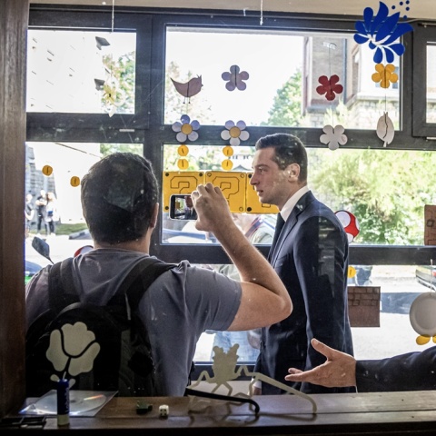 Στιγμιότυπο από την προσέλευση των πολιτικών αρχηγών στην κάλπη των γαλλικών εκλογών