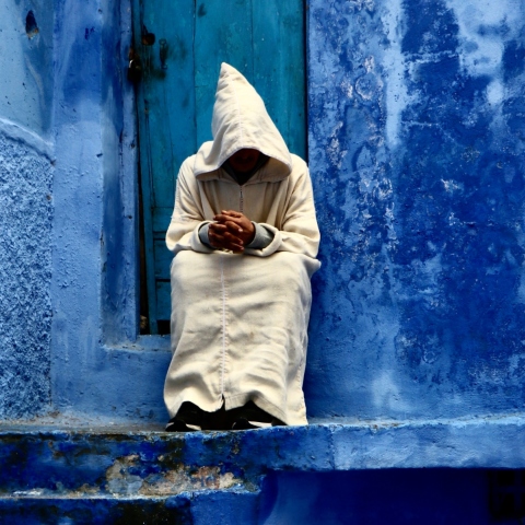 Ο Χαμίντ, ο νεαρός Βέρβερος συλλογίζεται στα σοκάκια της Chefchaouen