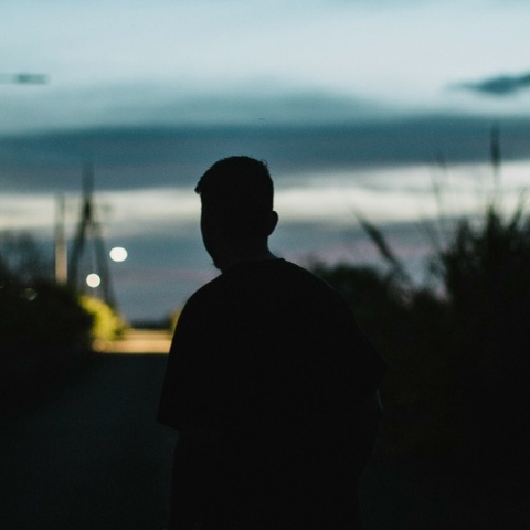 Σκιά νεαρού άνδρα