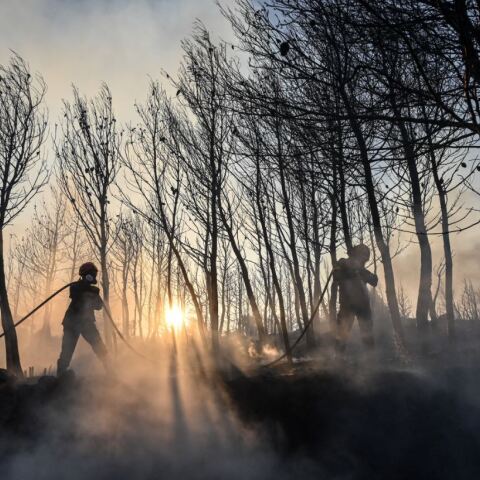 Χωρίς ενεργό μέτωπο η πυρκαγιά στη Σταμάτα, διάσπαρτες εστίες στην Κερατέα