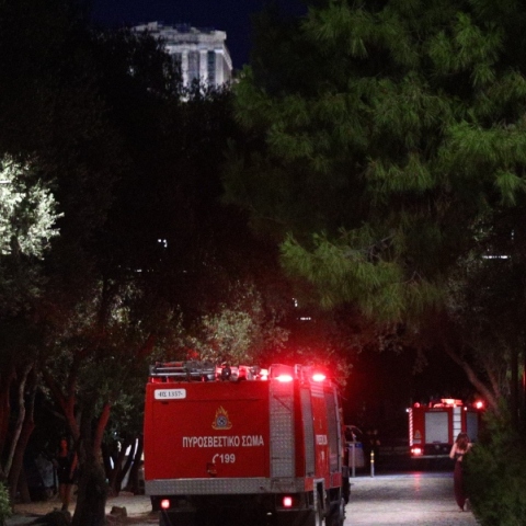 Δήμος Αθηναίων: Άμεση κινητοποίηση για φωτιές σε Φιλοπάππου και Κολωνό