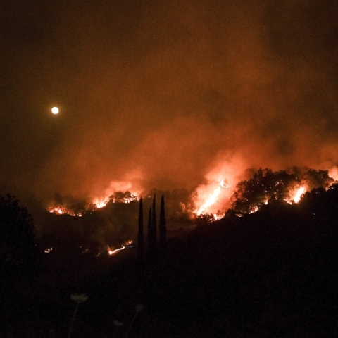 Φωτιά στην Κω: Απομάκρυνονται τουρίστες και κάτοικοι