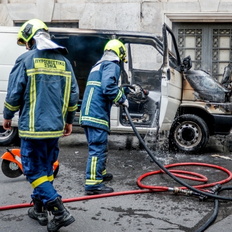 Φωτιά στην Πέτρου Ράλλη: Ξέσπασε σε μηχανάκι και επεκτάθηκε 