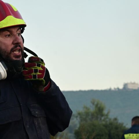 Πυροσβέστες επιχειρούν σε πυρκαγιά