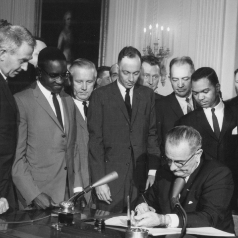 Σαν σήμερα 2 Ιουλίου ο νόμος περί Πολιτικών Δικαιωμάτων στις ΗΠΑ