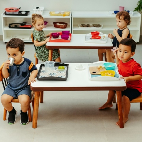 Παιδάκια σε βρεφονηπιακό σταθμό απολαμβάνουν το γεύμα τους