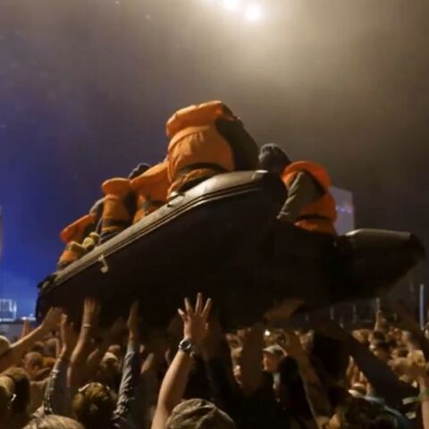 Banksy: Εικαστική παρέμβαση στο Glastonbury 2024 για τη μεταναστευτική κρίση - Φουσκωτή λέμβος ανυψώθηκε σε συναυλία - Καταδίκασε ο βρετανός ΥΠΕΣ.