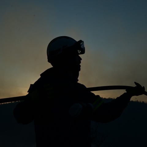 Σκιά πυροσβέστη κατά τη διάρκεια κατάσβεσης