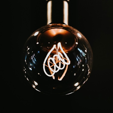 Αναμμένη λάμπα σε σκοτεινό δωμάτιο