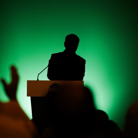 Σκιά ατόμου στο βήμα της Κεντρικής Επιτροπής του ΠΑΣΟΚ