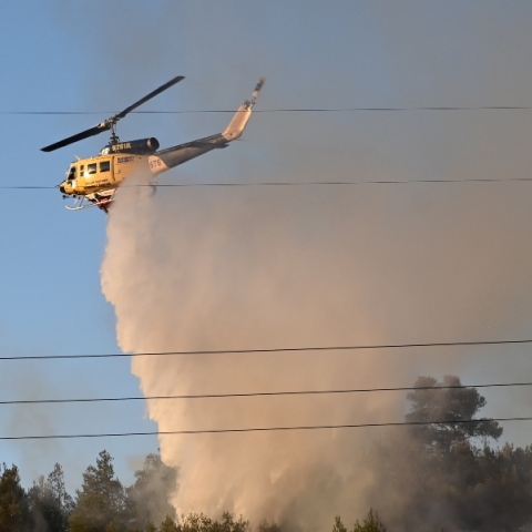 Ελικόπτερο επιχειρεί σε φωτιά