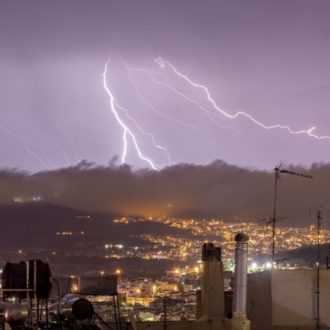 Κεραυνοί διαγράφονται στον νυχτερινό ουρανό της Θεσσαλονίκης
