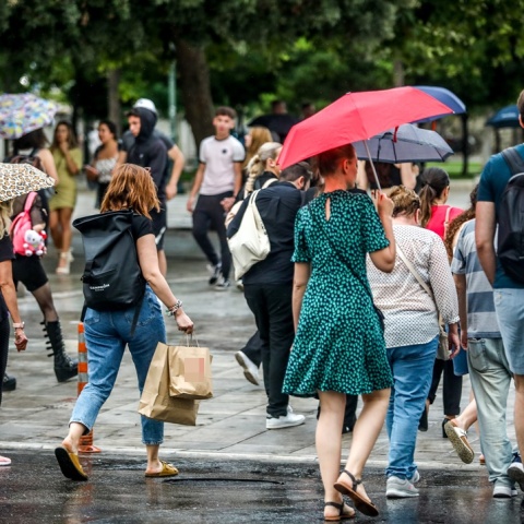 Πολίτες με ομπρέλες στο κέντρο της Αθήνας 