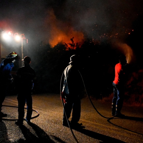 Φωτιά στον Ασπρόπυργο και διακοπή δρομολογίων του προαστιακού