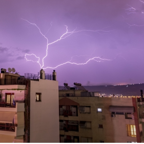 Κακοκαιρία: Βροχή στο κεντρο Αθηνας - Κεραυνοί και φωτιές στην Αττική