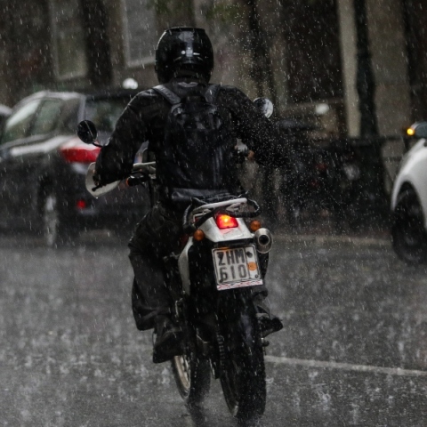 Κακοκαιρία στο Κερατσίνι: Πλημμυρισμένοι δρόμοι και πολλοί κεραυνοί 