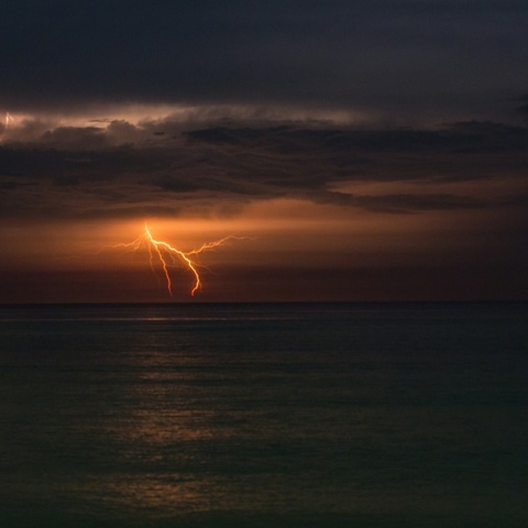 κεραυνός πέφτει στη θάλασσα