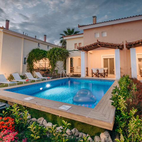 Corinthian Village: Πολυτέλεια και χαλάρωση δίπλα στη θάλασσα