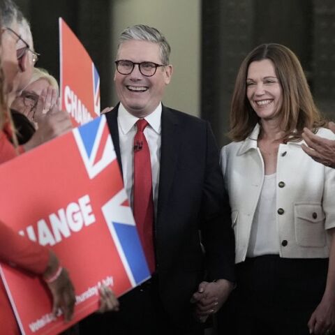 Κιρ Στάρμερ: «H αλλαγή αρχίζει τώρα», δηλώνει ο ηγέτης των Εργατικών μετά τη νίκη του κόμματος του στις βρετανικές εκλογές.