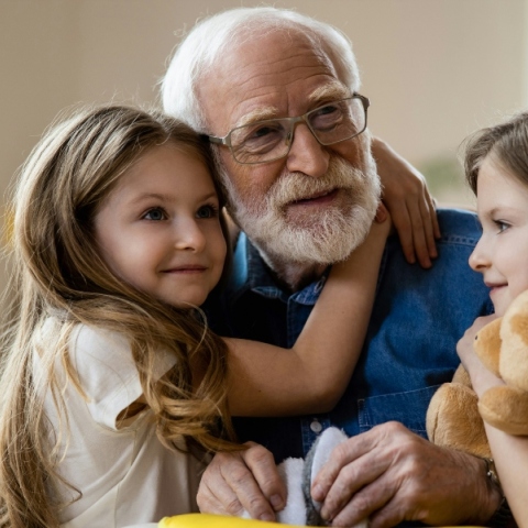 Σουηδία: Πληρώνει παππούδες για να προσέχουν τα εγγόνια τους